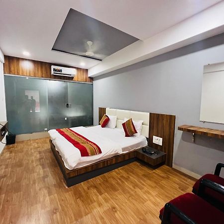 The Valentine Hotel Surat Buitenkant foto