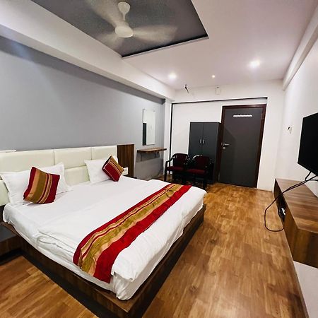 The Valentine Hotel Surat Buitenkant foto