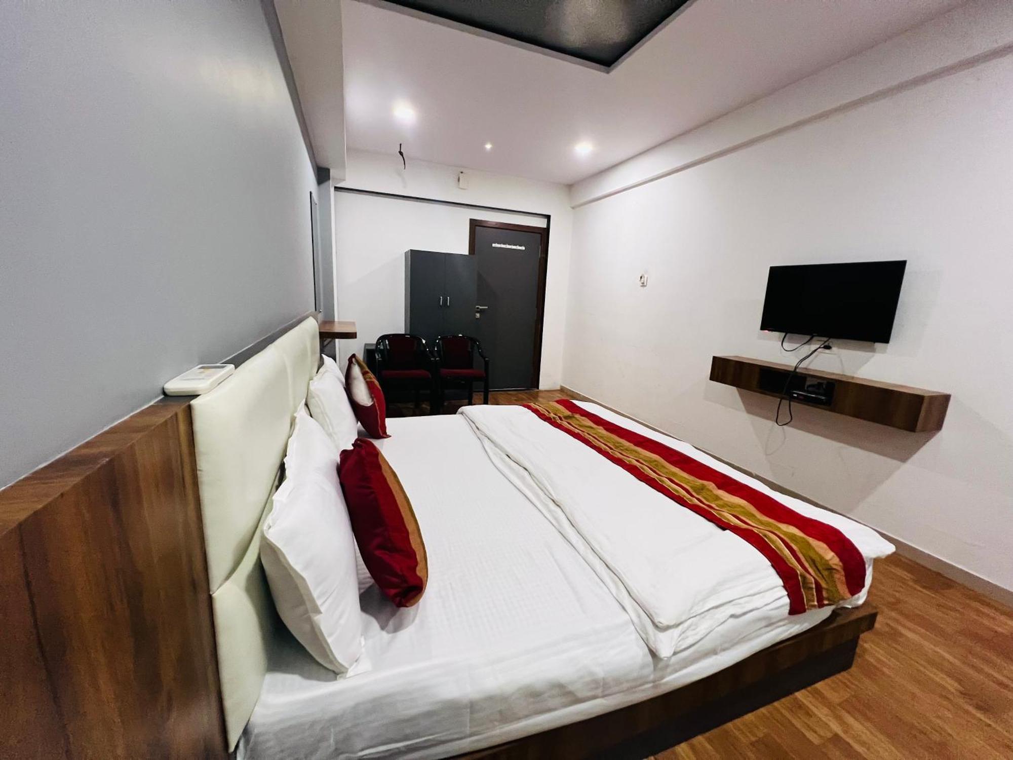 The Valentine Hotel Surat Buitenkant foto
