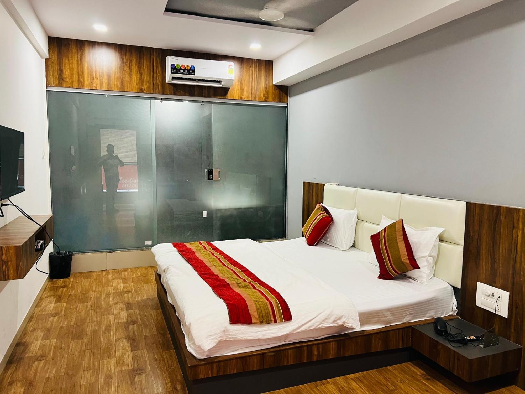 The Valentine Hotel Surat Buitenkant foto