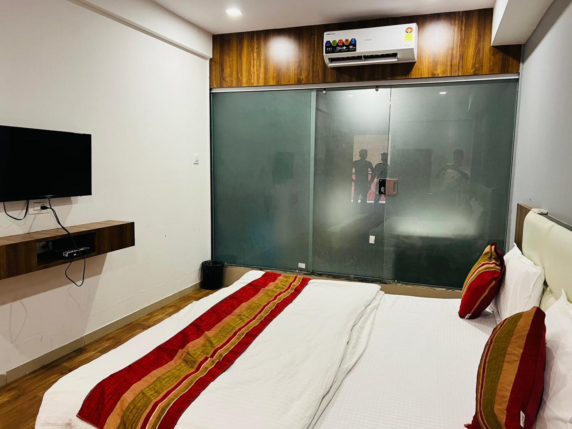 The Valentine Hotel Surat Buitenkant foto