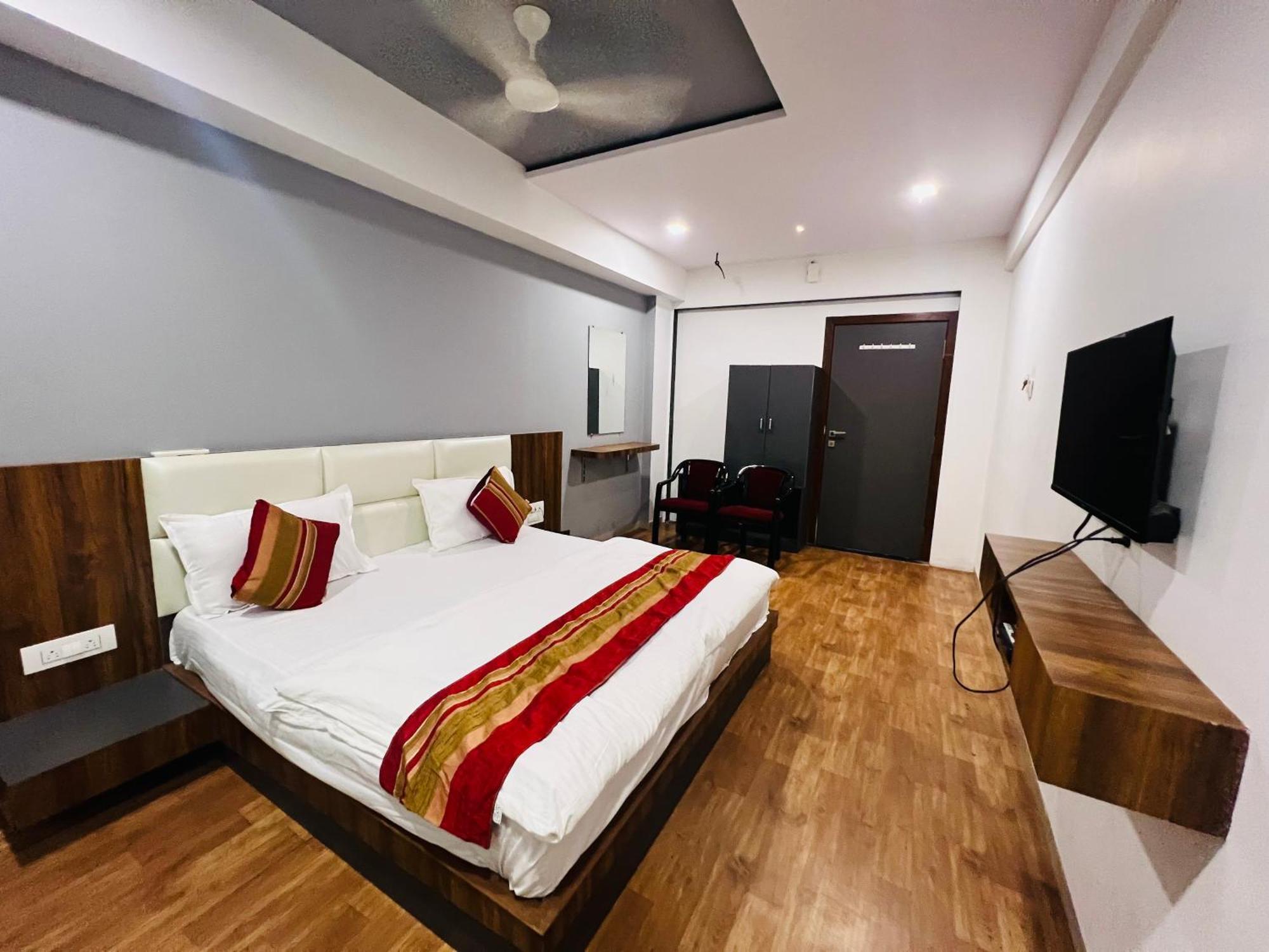 The Valentine Hotel Surat Buitenkant foto