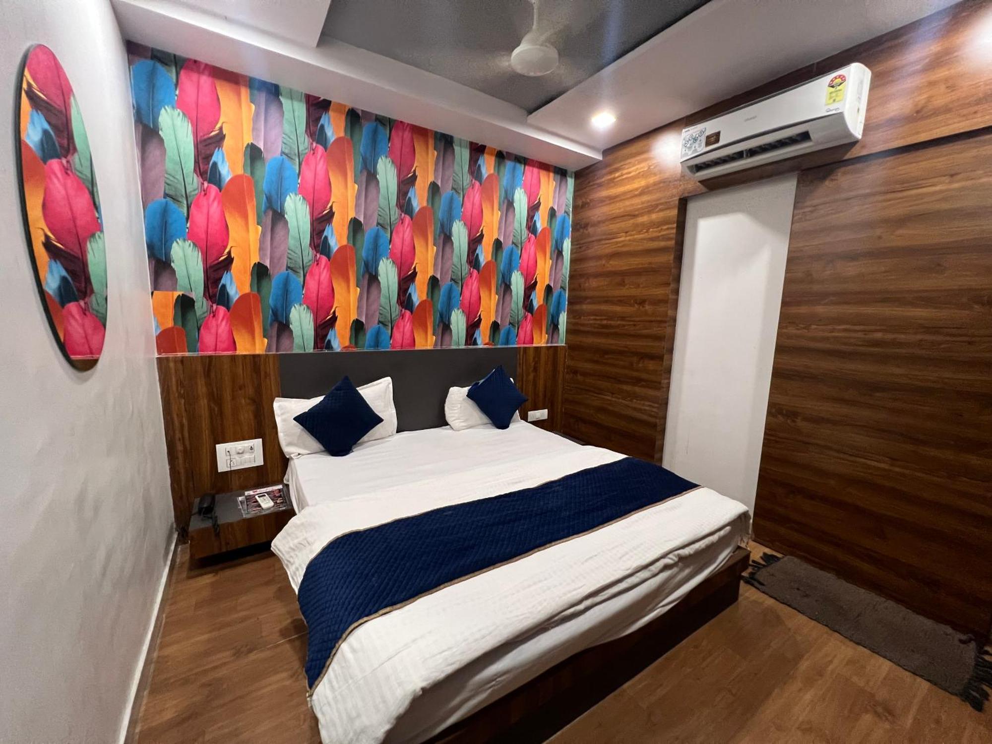 The Valentine Hotel Surat Buitenkant foto