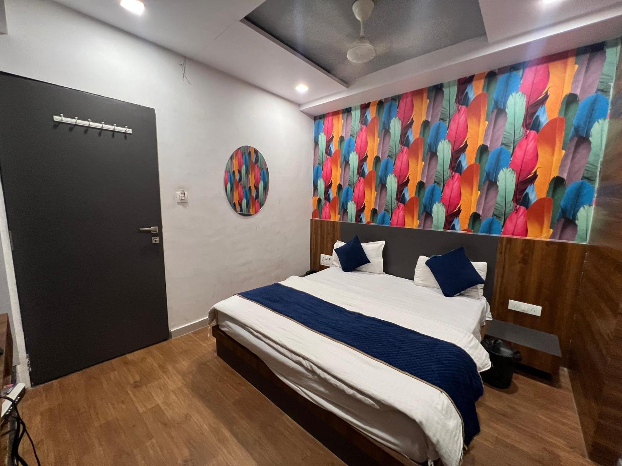 The Valentine Hotel Surat Buitenkant foto