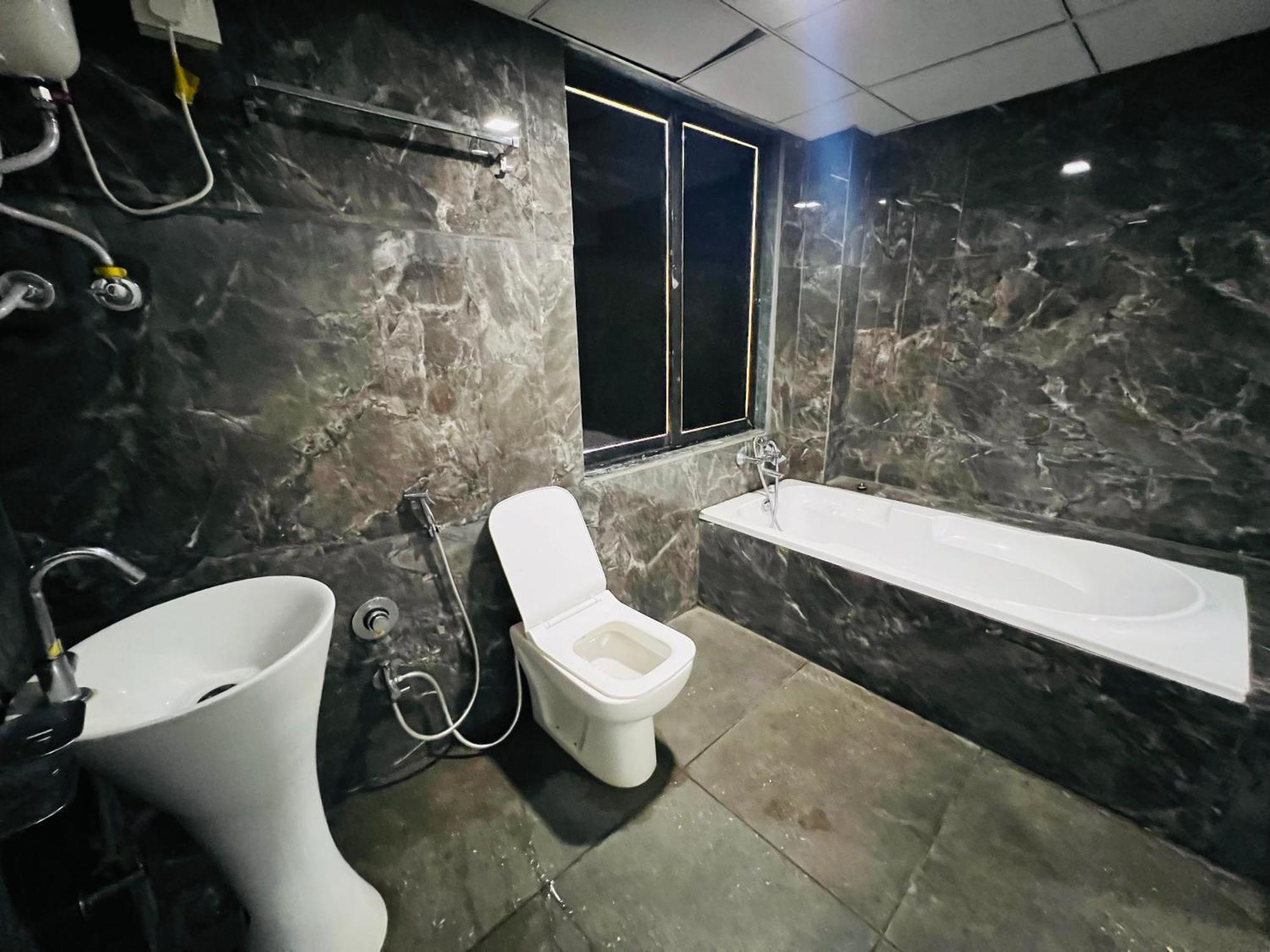 The Valentine Hotel Surat Buitenkant foto