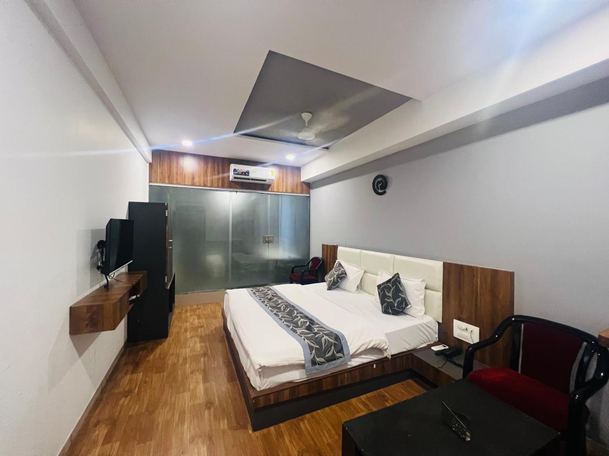 The Valentine Hotel Surat Buitenkant foto